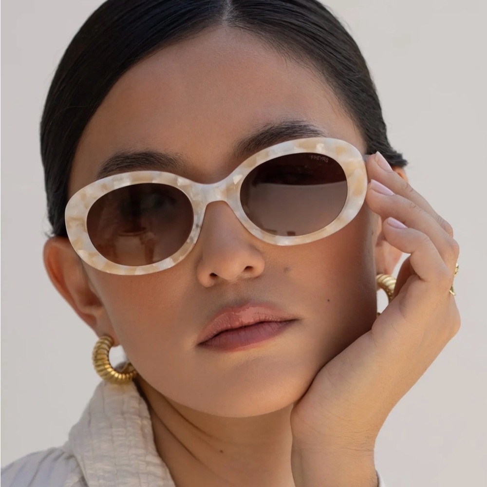FREYRS Eyewear Aria Oval Sunglasses in Light Pearl